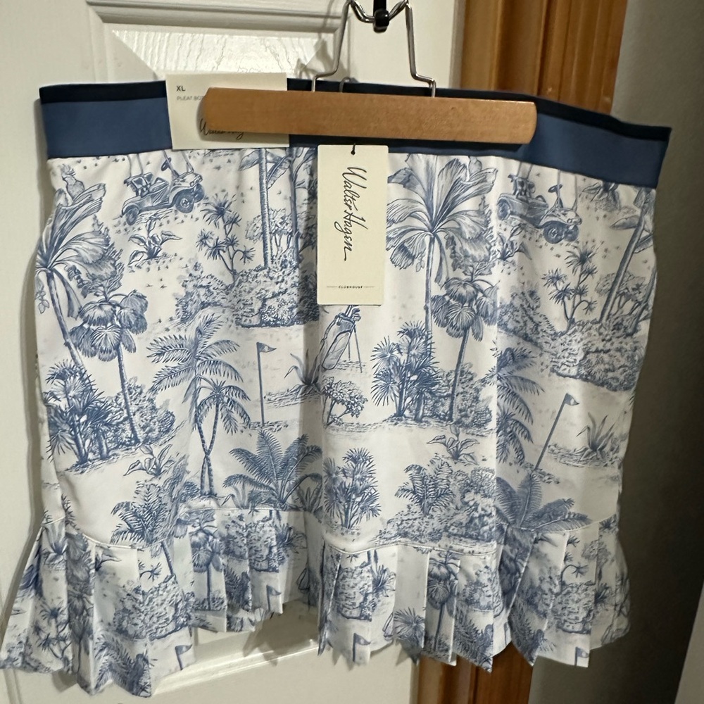 Women’s Walter Hagens gold attire